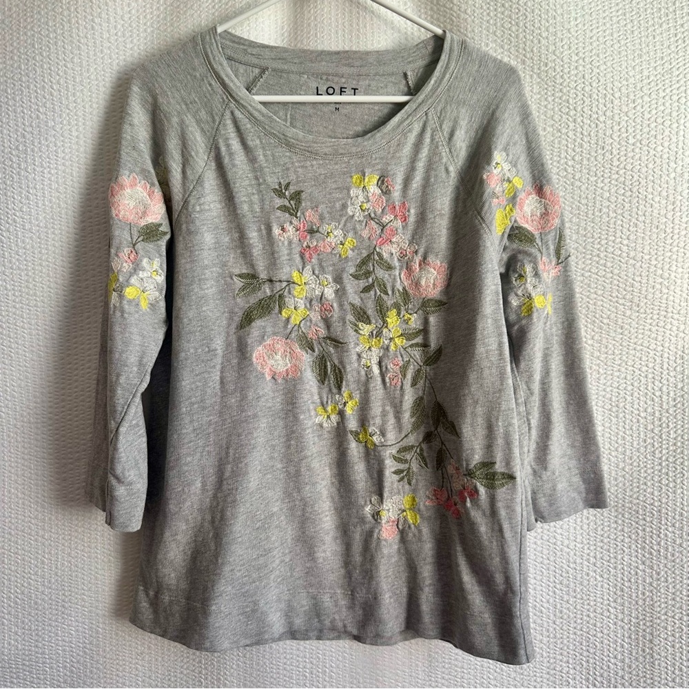 LOFT Gray Floral Embroidered Crew Neck Lightweight Sweatshirt Top Size Medium
